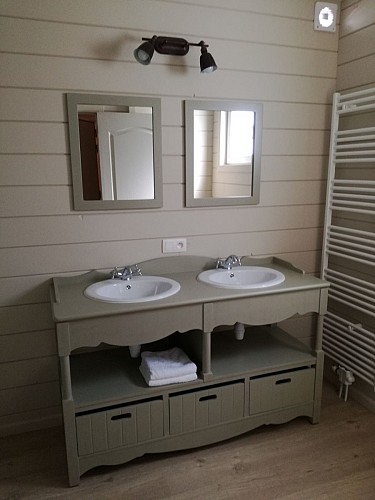 Au bord de l'eau 1 sdb