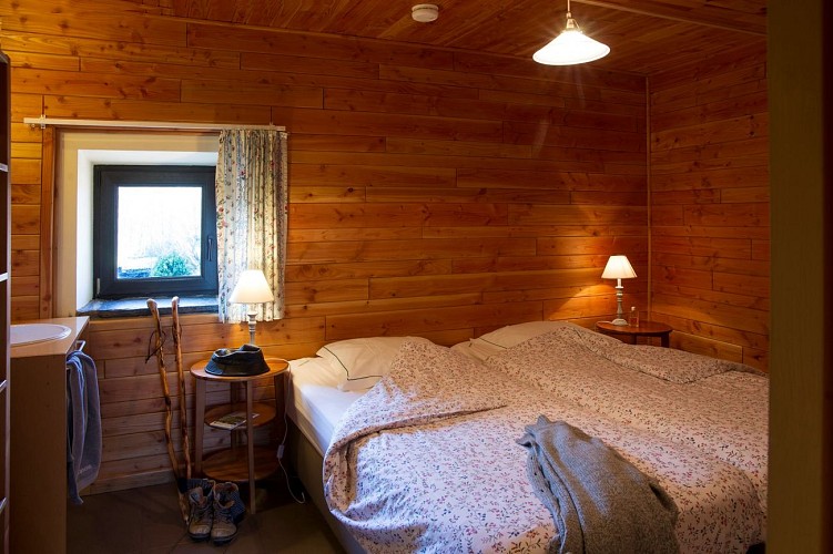 Ferme des bisons - la cour chambre