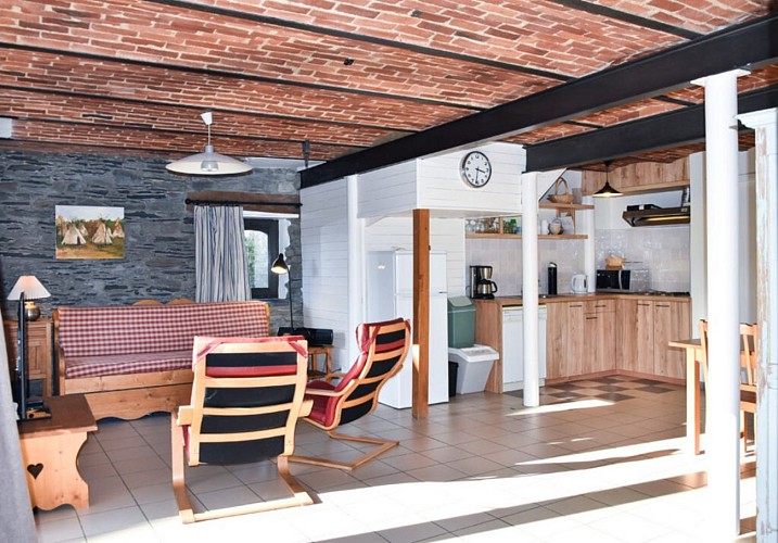 Ferme des bisons - la cour living