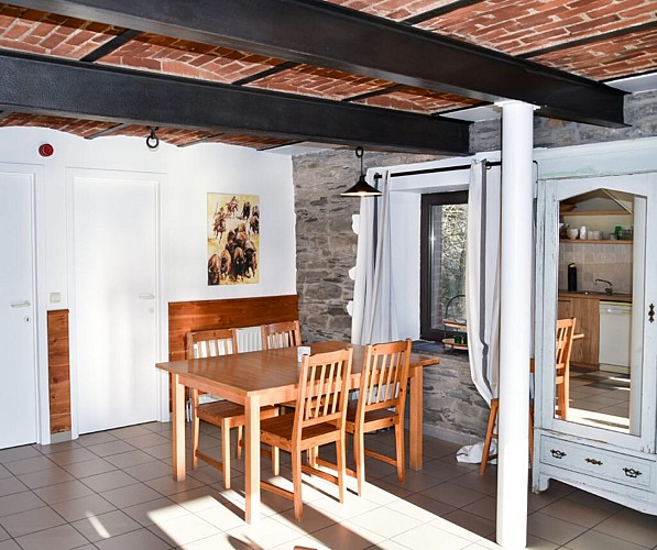 Ferme des bisons - la cour coin repas