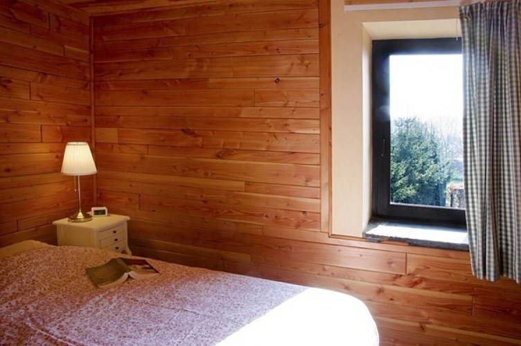 Ferme des bisons - la cour chambre1