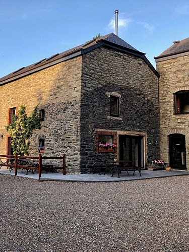 Ferme des bisons - la cour