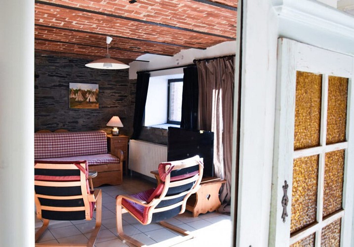 Ferme des bisons - la cour salon