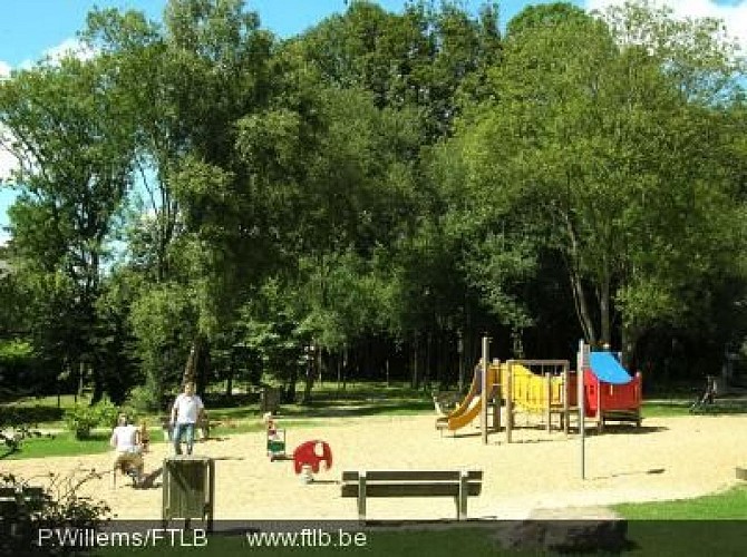 Wasserfläche, Spielplatz und Boulespiel