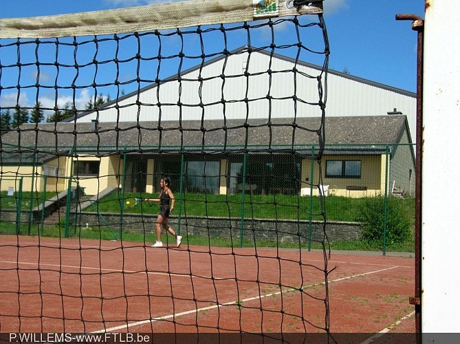 Plan d'eau, plaine de jeux, pétanque, tennis