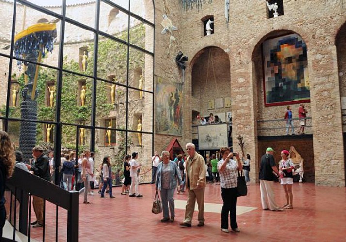 Visite guidée privée de Figueres et du Musée Dali - Avec transport en train inclus depuis Barcelone - En français