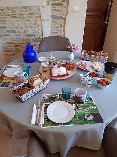 chambre d'hôte de mme ursin à le locheur - petit déjeuner