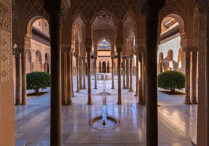 Visite guidée privée en français de l'Alhambra à Grenade - transport en train inclus depuis Séville