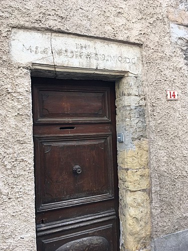 Les Linteaux gravés ou sculptés