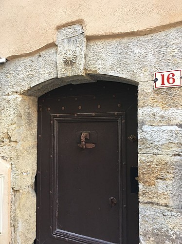 Les Linteaux gravés ou sculptés