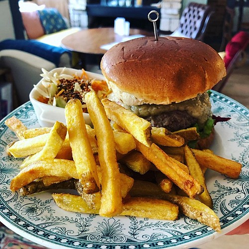 Burger maison! Viande et frites bios et locales