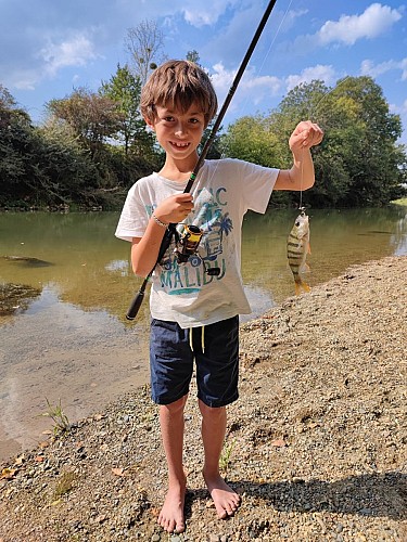 petit garçon - pêche perche carnassier - Adour et plan d'eau