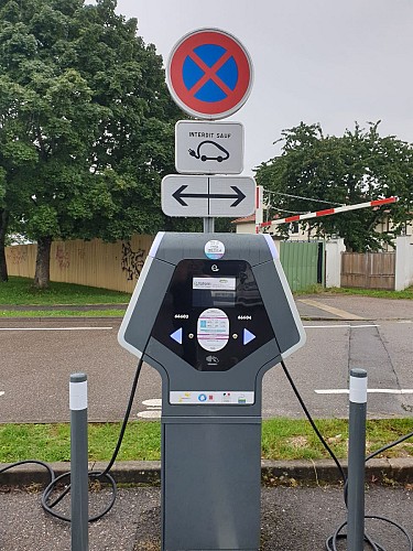 Borne de recharge pour véhicule électrique - Parking du 8 mai