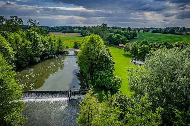 17_AireDeLoisirsLaRousille_Famille_PlumeBleueVidéo