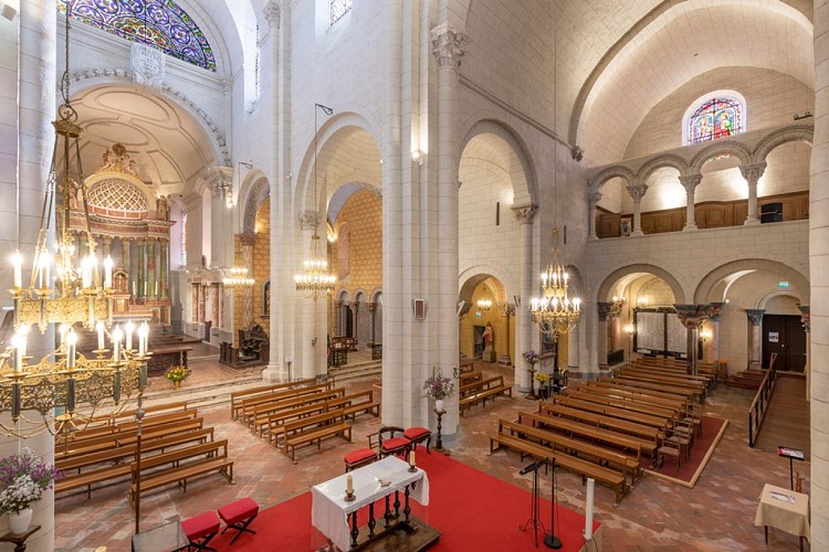 Vue-du-choeur-et-du-transept-de-l-abbatiale-de-Saint-Sever--c--Paul-Meyranx-TiS