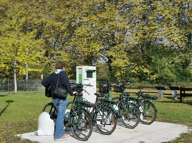 Vélo électrique CCHB - Station de recharge avec usager - OGEU (©OTHB)-DI (3)
