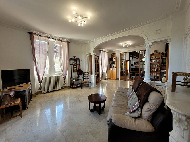 le grand salon avec coin télé