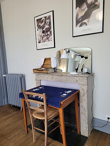 bureau dans la chambre "dentelles"
