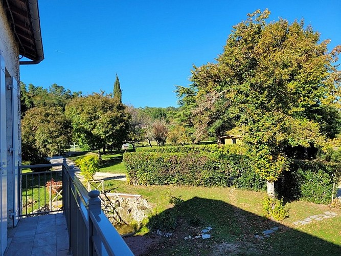 vue sur le parc depuis le balcon de la chambre "dentelles"