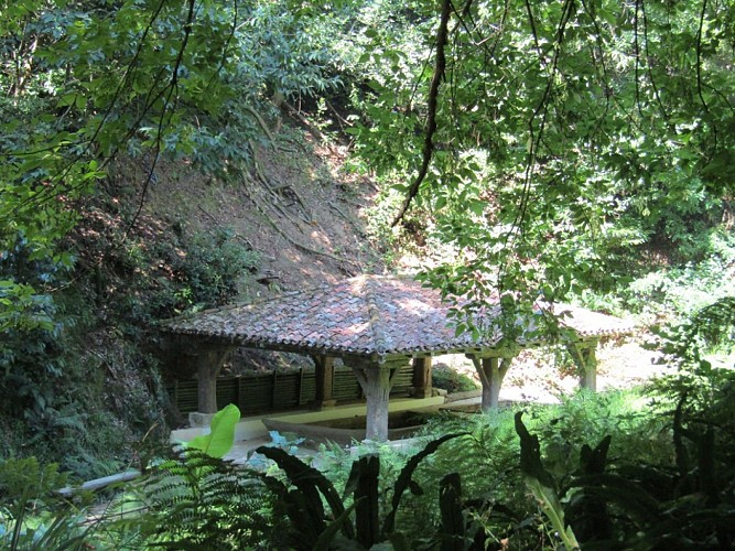 Fontaine cent marches - lavoir ombragé OT