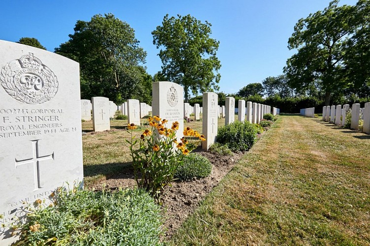 Tombes-Hermanville-sur-Mer__cimetiere_militaire_britannique-Caen_la_mer_Tourisme___Fabien_MAHAUT