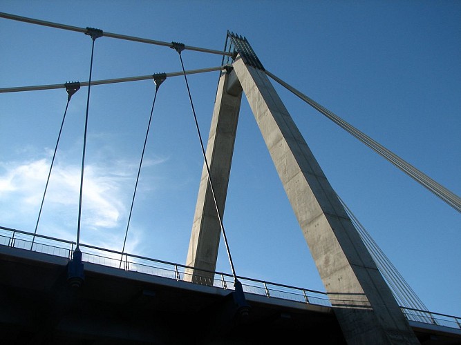 Passage sous le Grand pont suspendu