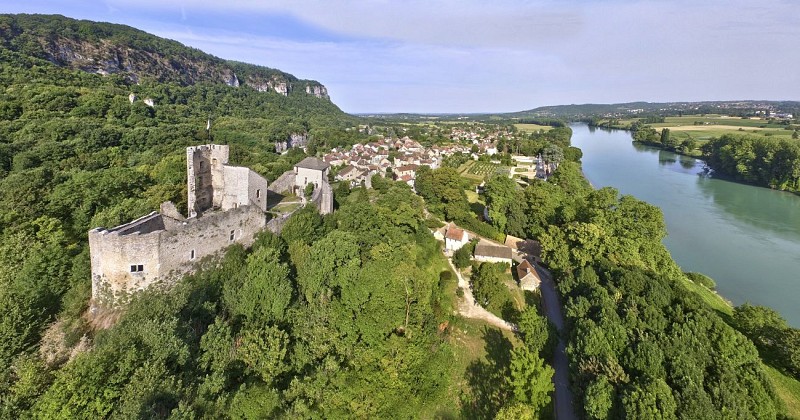 The medieval town of Vertrieu