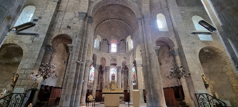 Saint‑Saturnin : cité médiévale entre château royal et église romane
