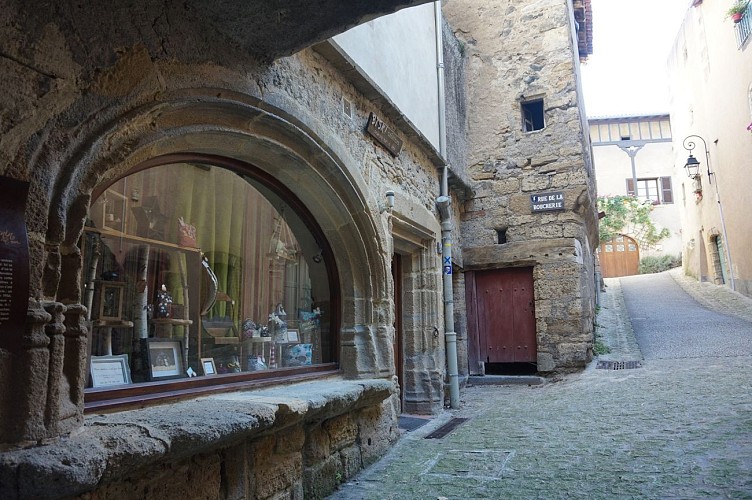 Saint‑Saturnin : cité médiévale entre château royal et église romane