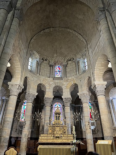 Saint‑Saturnin : cité médiévale entre château royal et église romane