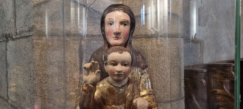 Saint‑Saturnin : cité médiévale entre château royal et église romane