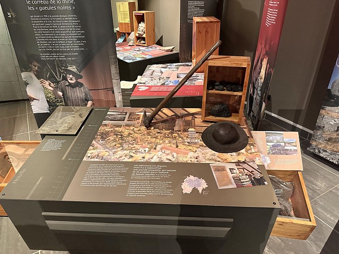 Besucherzentrum in Dienne - Grand Site de France Puy Mary – Volcan du Cantal