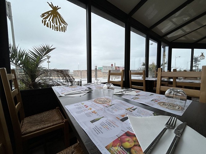 La_Paillote_Table_Terrasse_couverte_Luc_sur_Mer