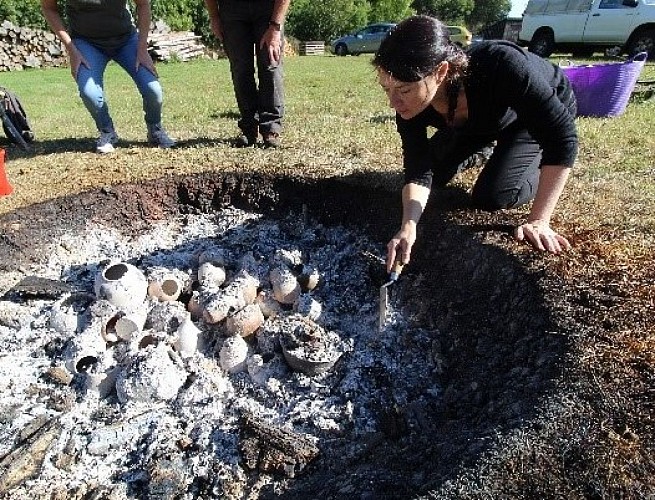 Oxford Uni_digging pots out