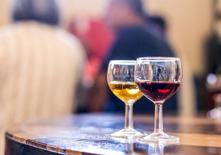 Découverte de Porto en petit train & Visite guidée de la cave à vin Real Companhia Velha - En français