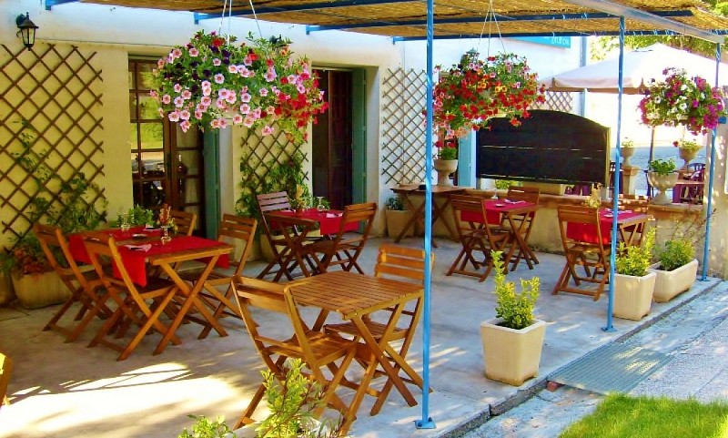 Astaffort-Auberge Brulhois-terrasse 