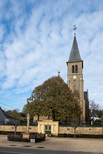 Le calvaire dit Croix de Justice et le monument aux morts