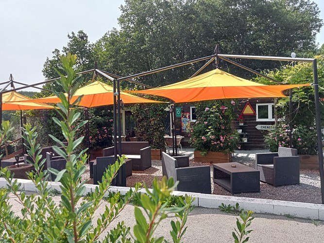 camping-la-perle-creuse-salon-détente[1]