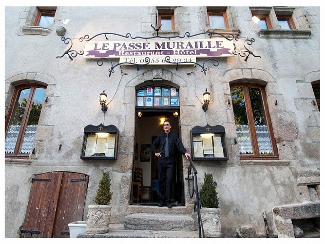 Restaurant "Le Passe Muraille"