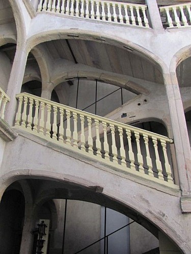 Galerie et escalier rampe sur rampe du XVIIIe siècle