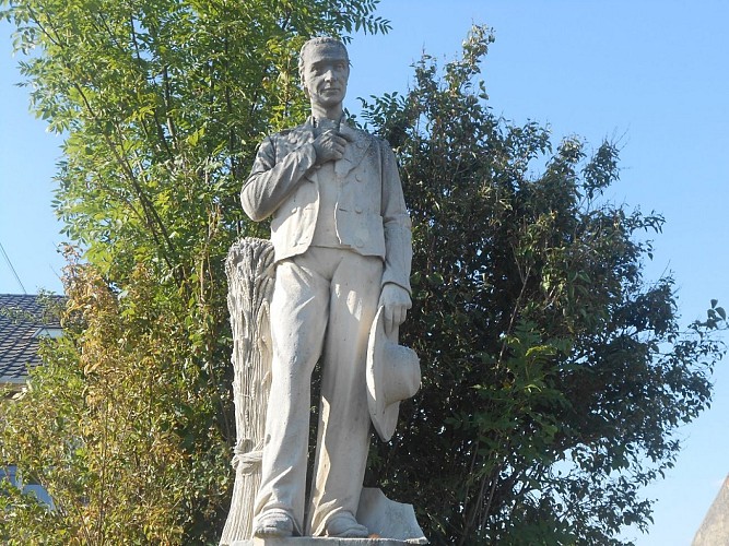 Statue - mémorial de Michel Varis