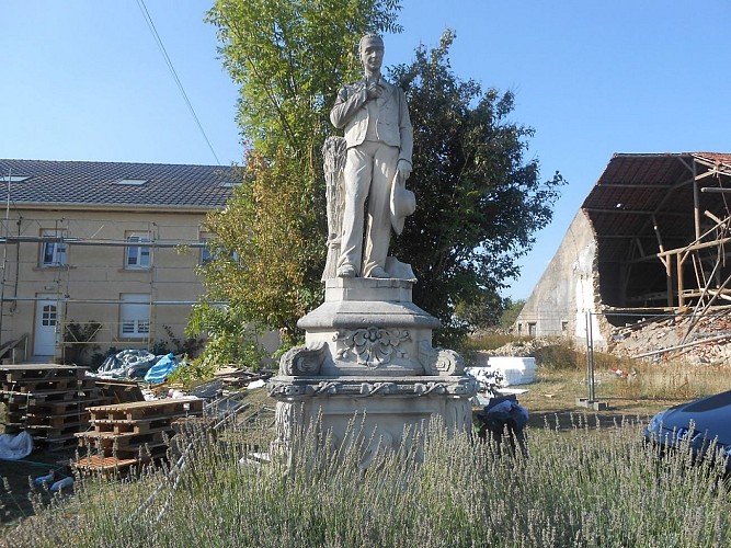 Statue - mémorial de Michel Varis