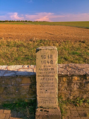 Monument aux morts dans l'enceinte de la chapelle Notre-Dame de la Paix, Merschweiller