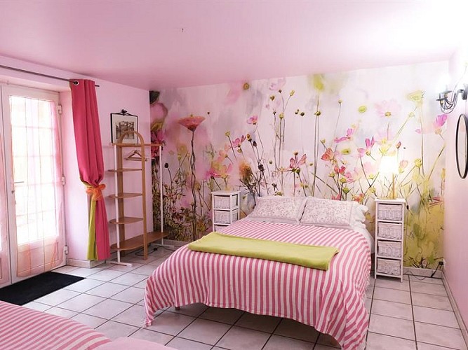 Chambre rez de chaussée, 1 lit double et 1 lit simple