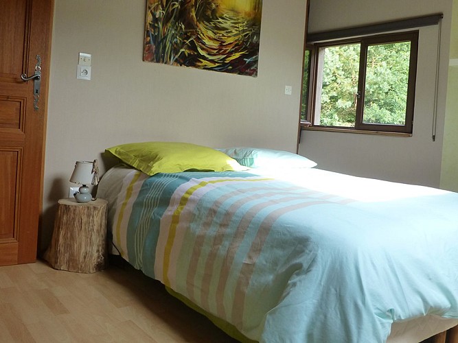 la chambre avec le grand lit. Il y a aussi une chambre avec 2 petits lits