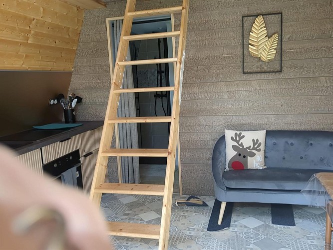 Rez-de-chaussée de la tiny house le petit sabotier pour 3 personnes. 