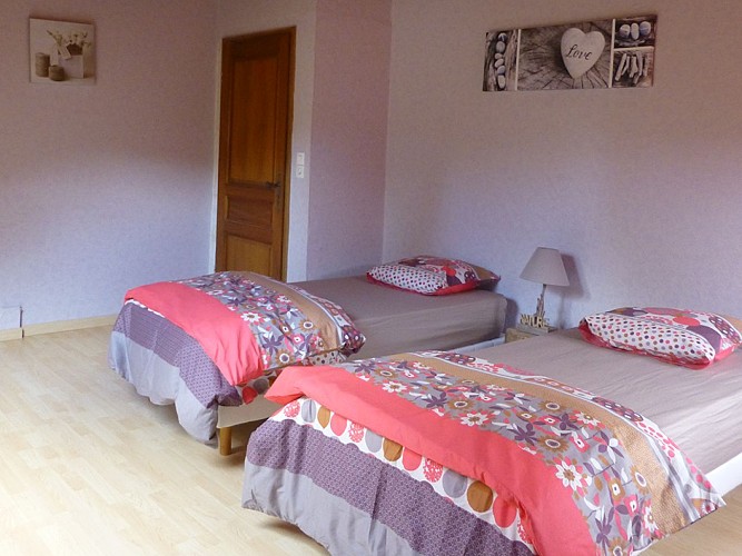 La chambre avec deux lits simples 