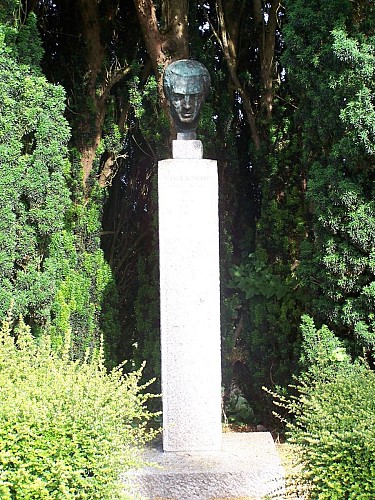 Stèle de Pierre Bourdan