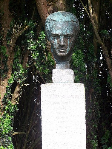 Stèle de Pierre Bourdan