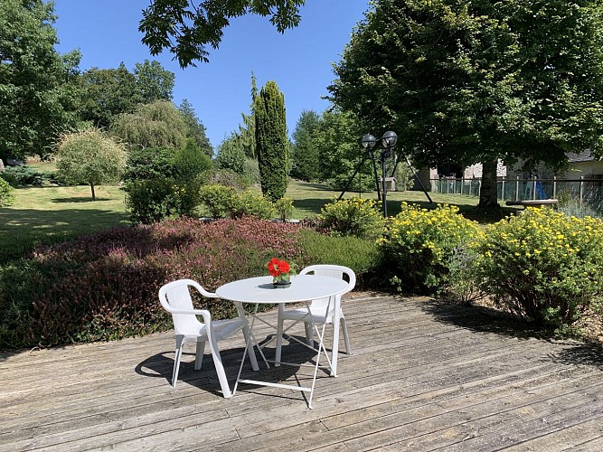 21. Deck en bois et vue vers le parc